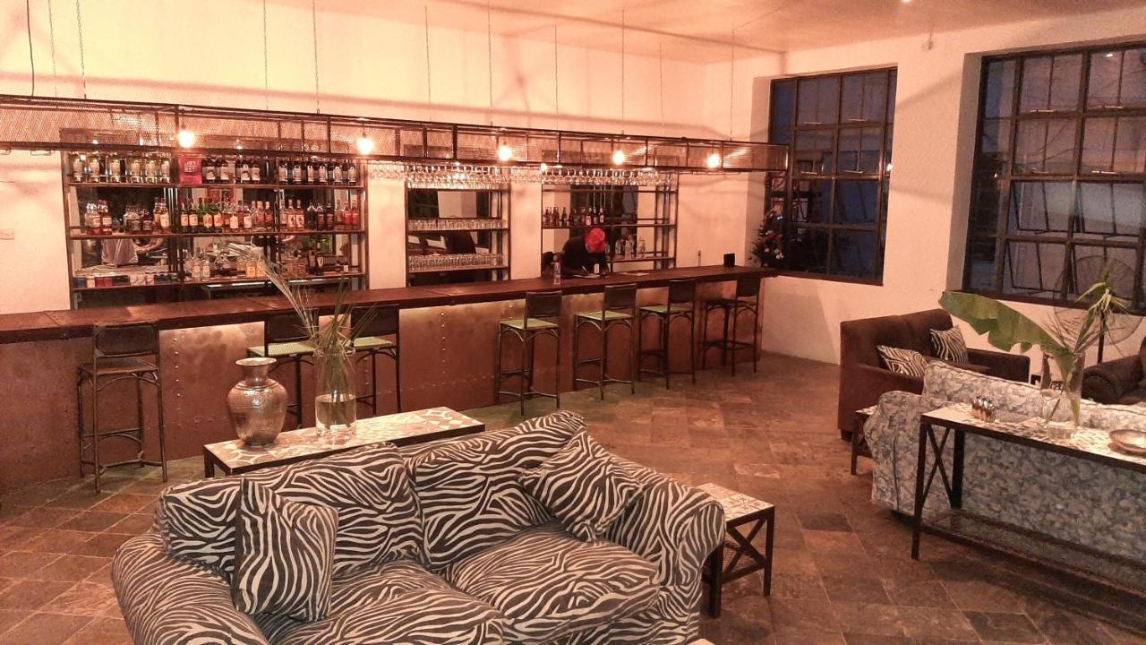 Fawlty Towers Accommodation & Activities 利文斯顿 外观 照片
