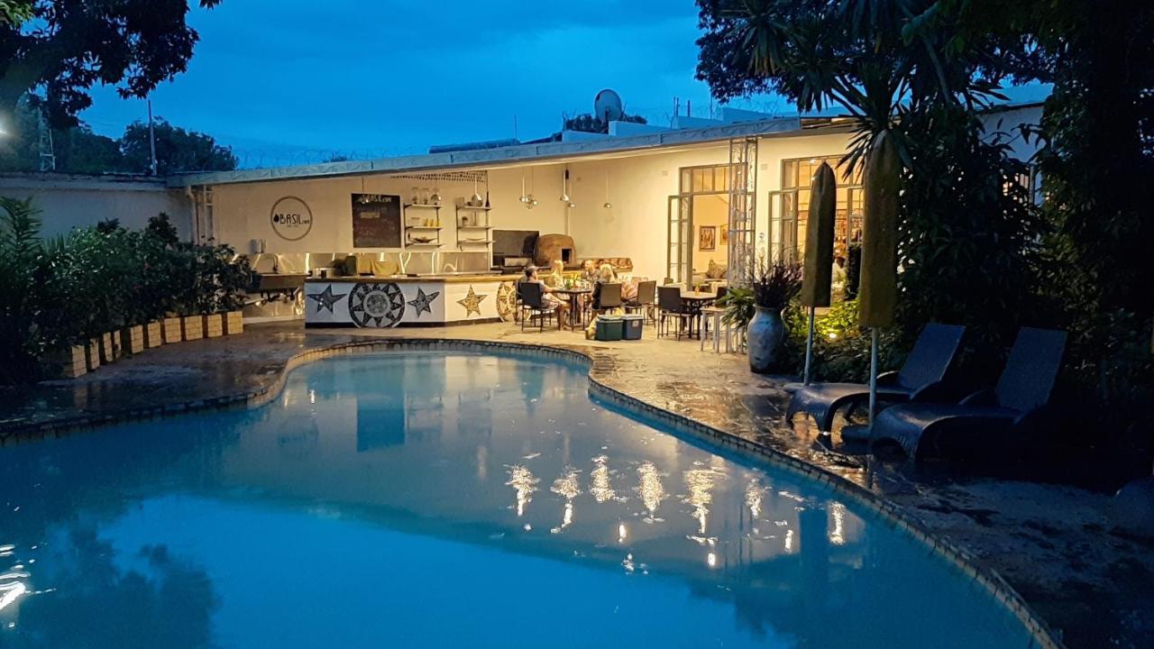 Fawlty Towers Accommodation & Activities 利文斯顿 外观 照片