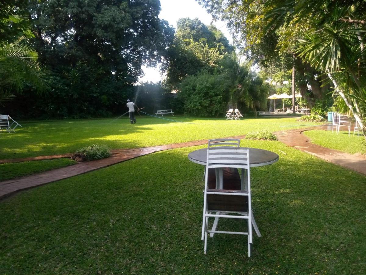 Fawlty Towers Accommodation & Activities 利文斯顿 外观 照片