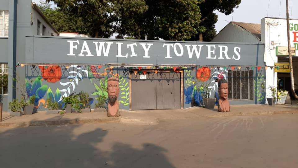 Fawlty Towers Accommodation & Activities 利文斯顿 外观 照片