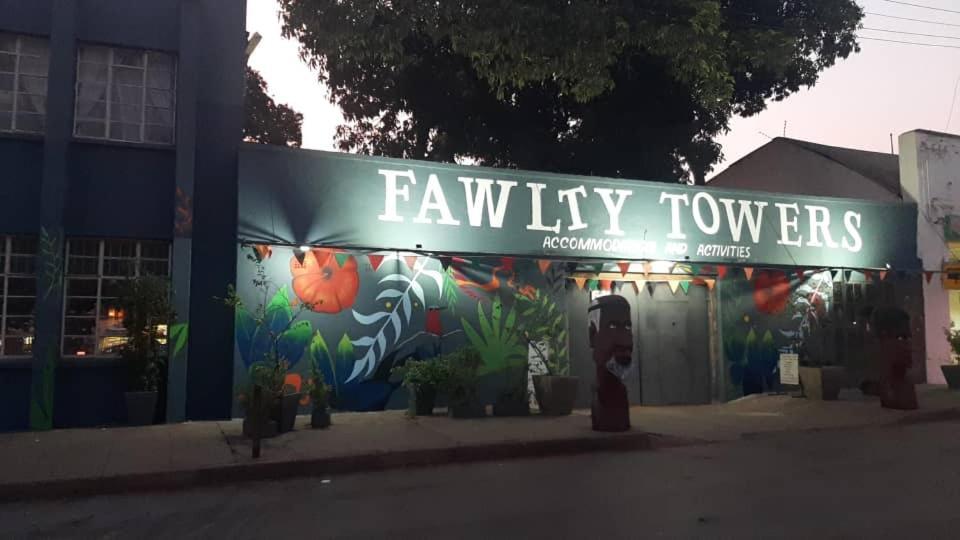 Fawlty Towers Accommodation & Activities 利文斯顿 外观 照片
